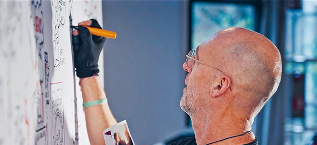 Man schreibt an eine Tafel