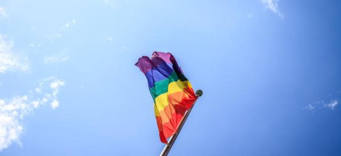 Regenbogenflagge weht im Himmel