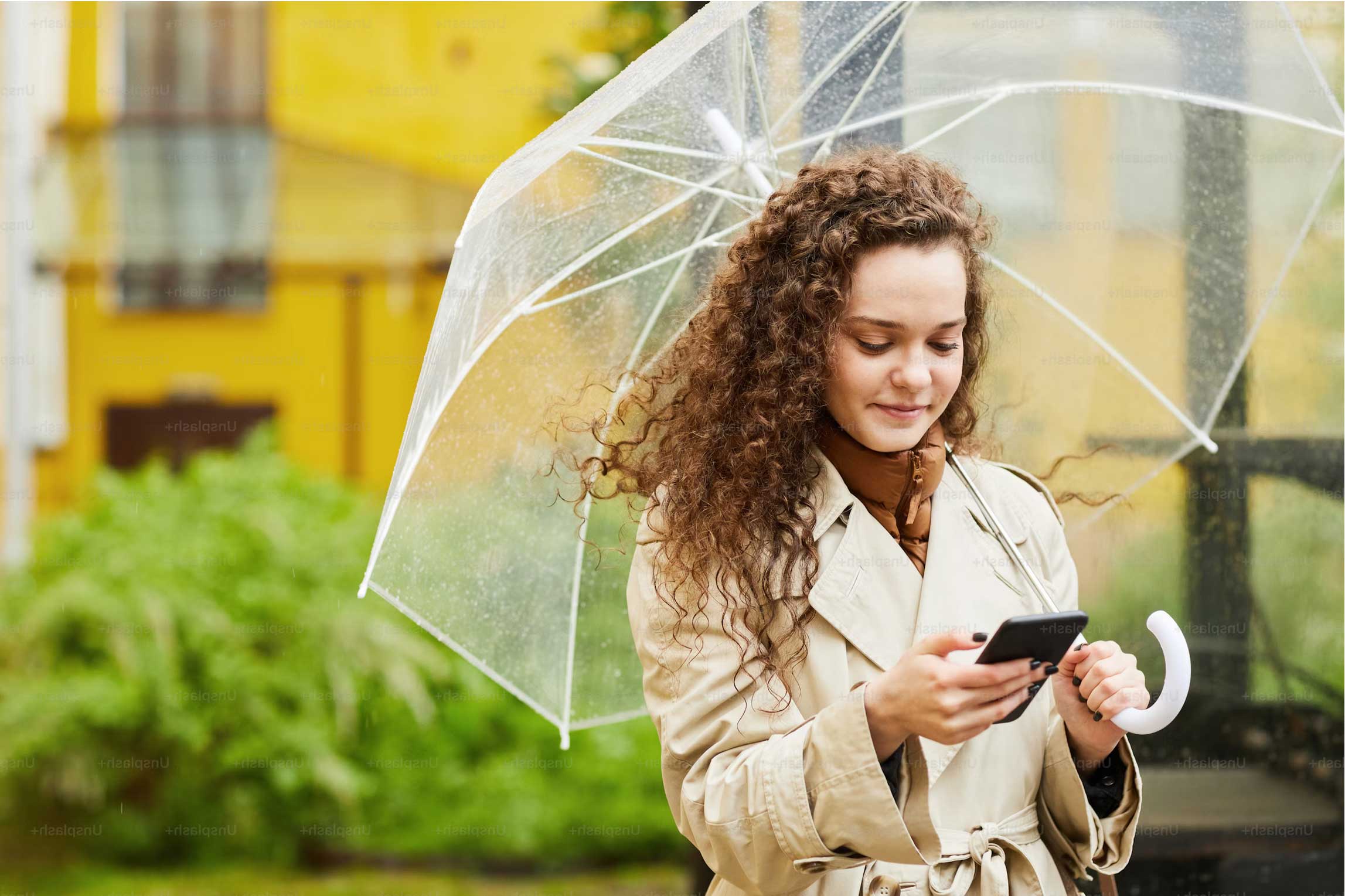 eine junge Frau unter einem Regenschirm