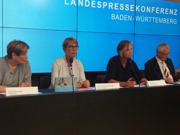 Podium auf der Landespressekonferenz im Stuttgarter Landtag mit drei sitzenden Frauen und einem Mann