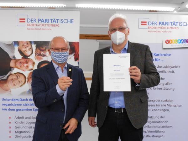 Hohe Auszeichnung: Peter Hafner (rechts) erhält von Kreisvorstand Rüdiger Frank die Goldene Ehrennadel des PARITÄTISCHEN.