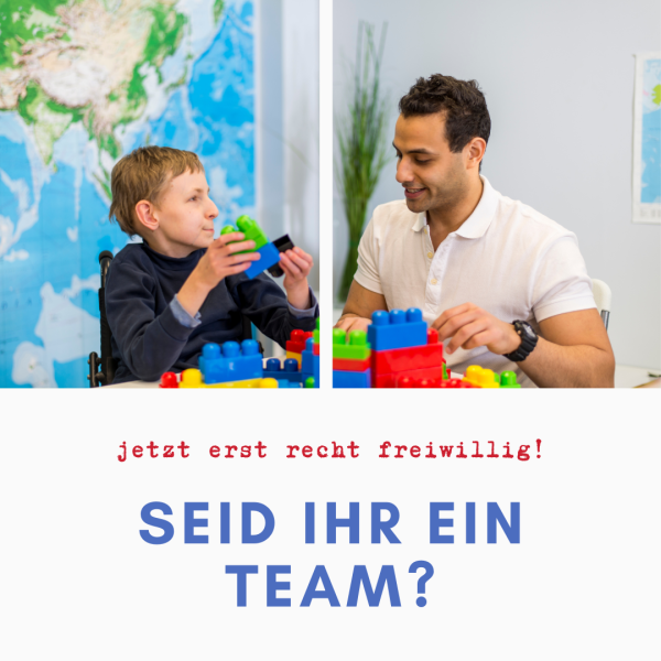 Junger Mann spielt mit Kind