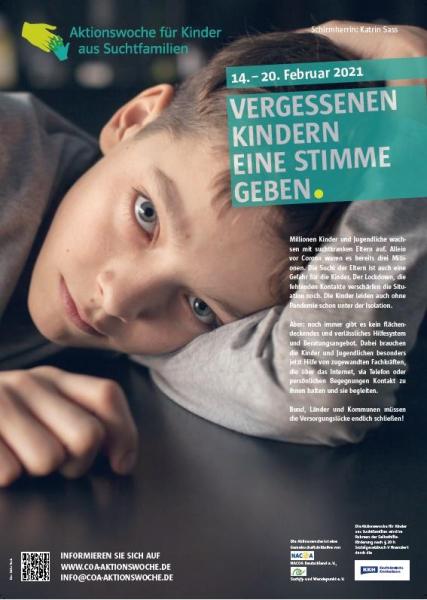 Junge am Tisch sitzend mit Kopf auf den Arm gelegt