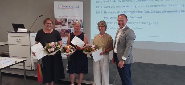 Drei Kreisvorständinnen wurden von Ulf Hartmann feierlich geehrt