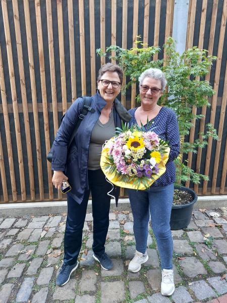 Uta-Micaela Dürig und Judith Vowinkel mit Blumenstrauß