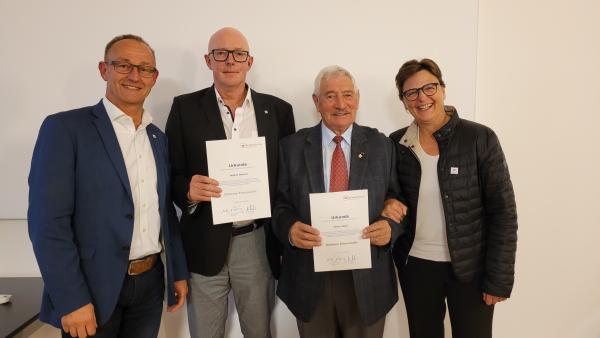 Ulf Hertmann (li) und Uta-Micaela Dürig (re) ehren Helmut Roemer (2.v.li) und Dieter Lösch (3.v.li)