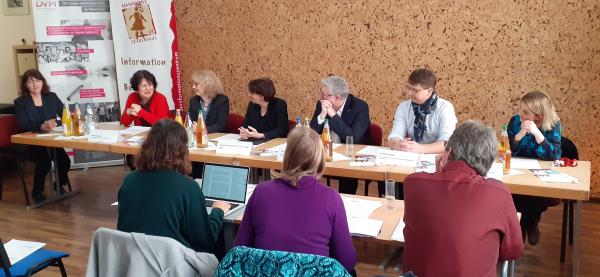 Die Teilnehmenden der Pressekonferenz berichten über das Projekt SEGEL und die Zielgruppe.