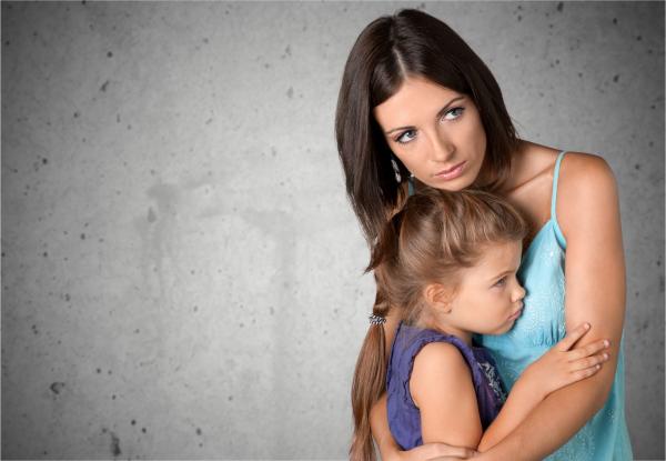 Junge Frau mit kleinem Mädchen