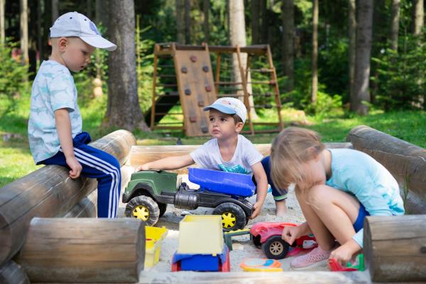 Kinder spielen im Sandkasten