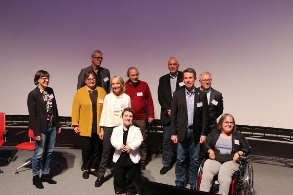 Gruppe mit 5 Frauen und 5 Männern