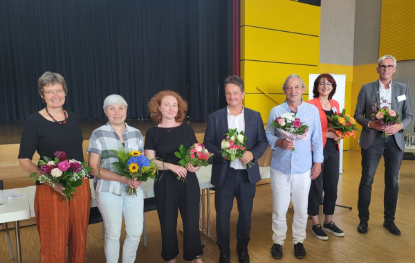 Aufsichtsrat mit Blumensträußen