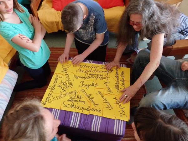 Kinder setzen Puzzle zusammen