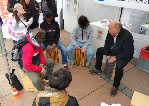 Schüler*innen beim Cajon-Workshop