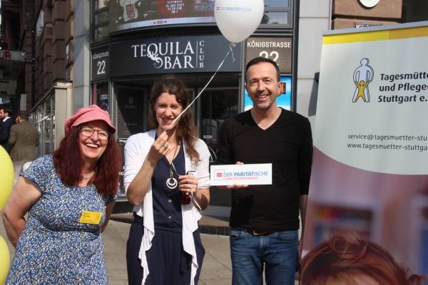 Drei Personen am Aktionsstand