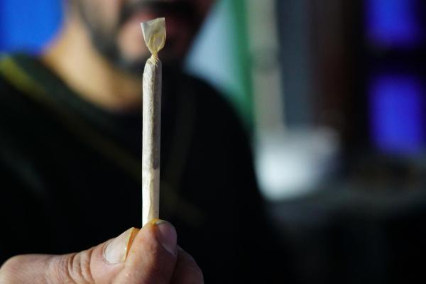 Mann mit Joint in der Hand