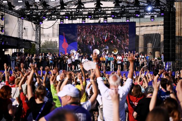 Ausgelassene Stimmung bei der Abschlussveranstaltung der Special Olympics Weltspiele am Brandenburger Tor