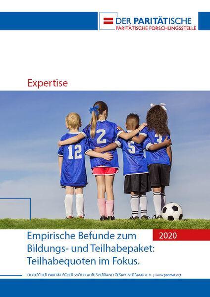 Vier Kinder von hinten in Fußballbekleidung