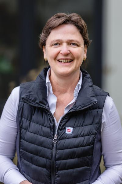 Frau mit braunen Haaren