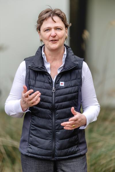 Stehende Frau mit braunen Haaren