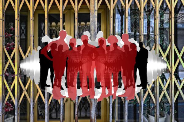 Türgitter mit Menschenmenge davor