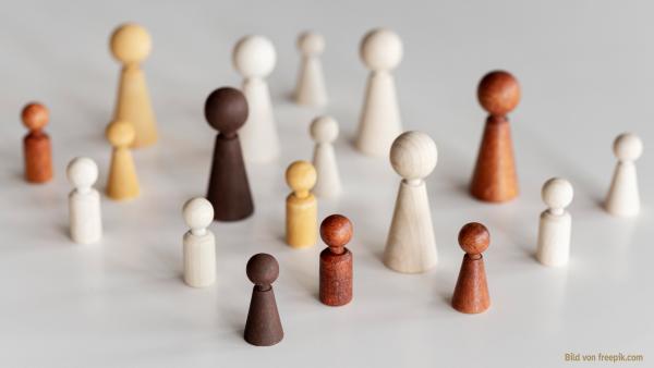 Holzfiguren in Brauntönen und Weiß