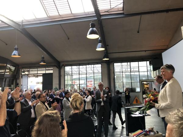 Halle mit stehenden Menschen