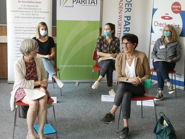 Frauen sitzen in der Runde