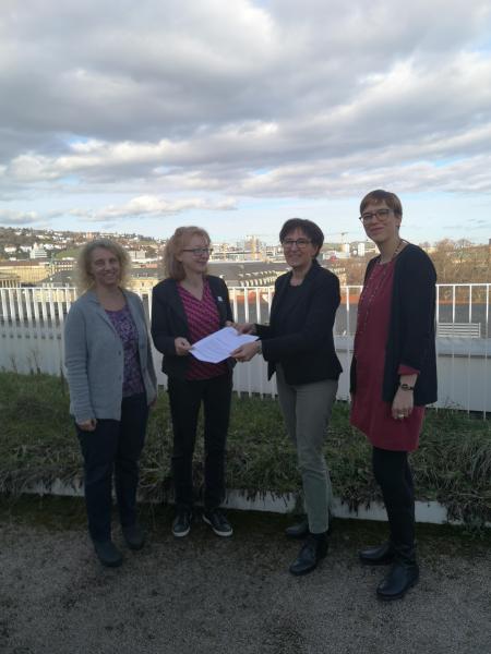 Frauen übergeben Papier