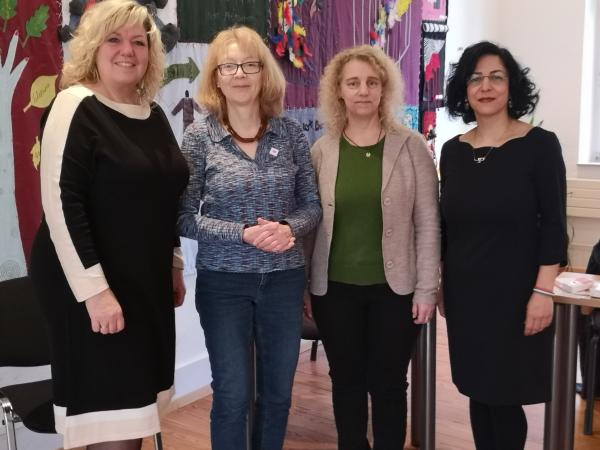 Vier Frauen stehen in einer Reihe