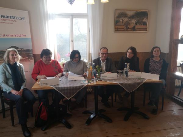 Vier Frauen und ein Mann sitzen am Tisch