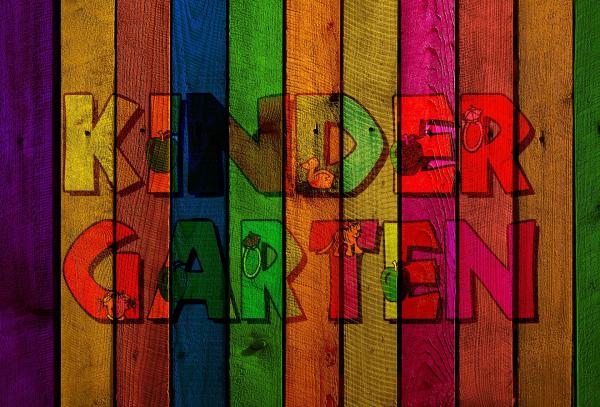 Bunte beschriftete Holzlatten