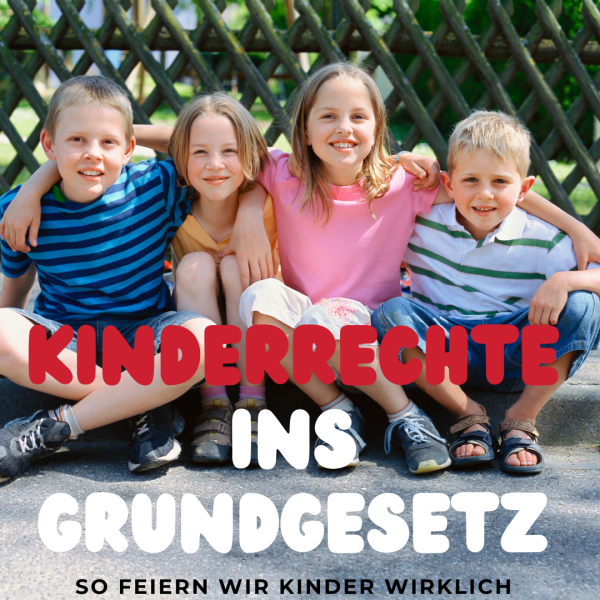 Kinder sitzen nebeneinander auf dem Boden