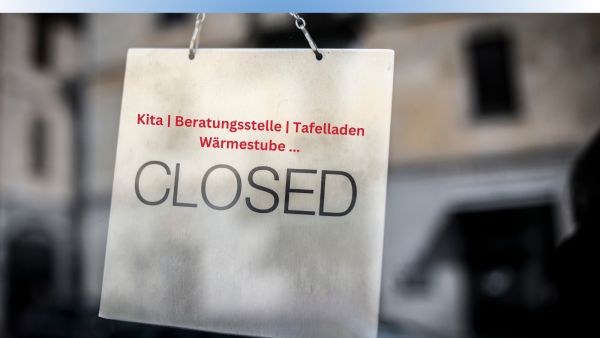 Closed-Schild an einer Glastür