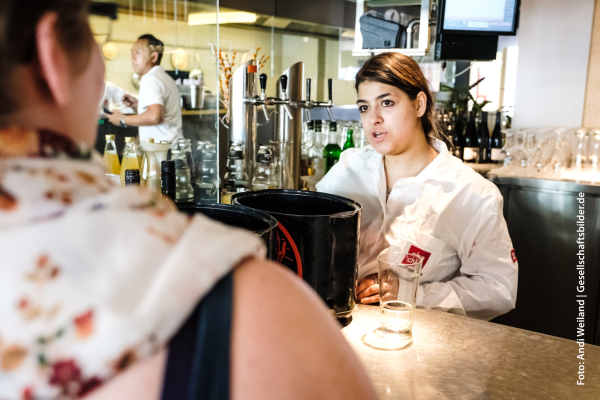 Menschen mit und ohne Handicap in der Gastronomie