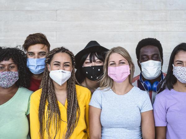 Jugendliche mit Maske