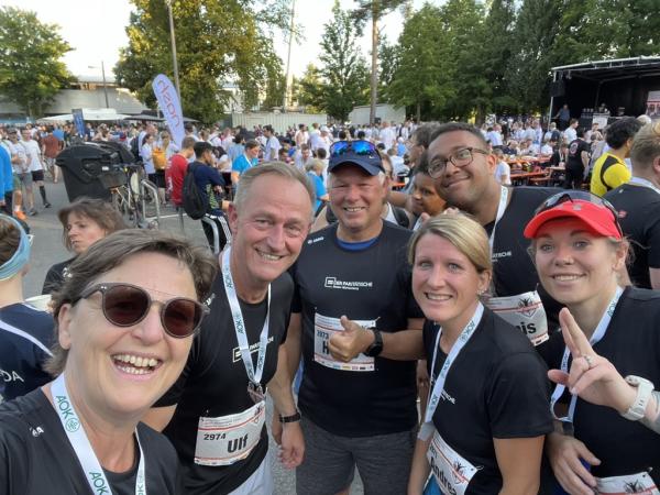 Frauen und Männer auf einem Platz mit Menschen