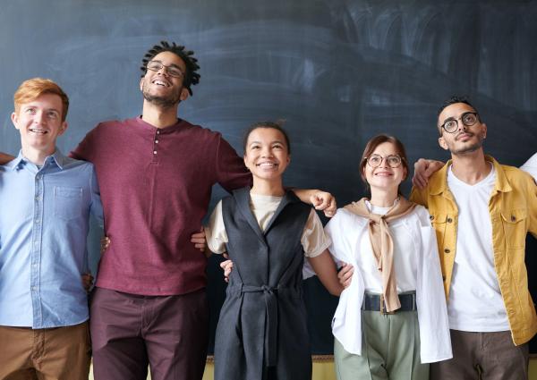 Junge menschen stehen in einer Reihe Arm in Arm