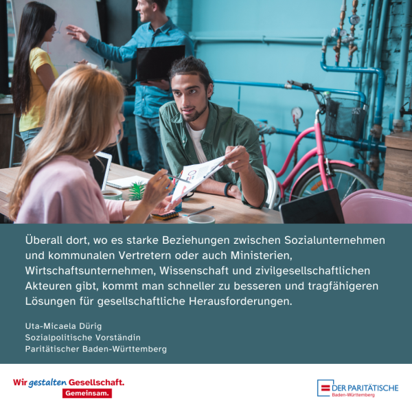 Junger Mann zeigt junger Frau Dokument