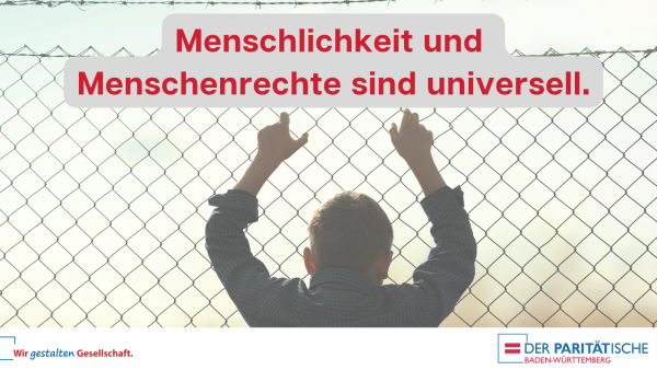 Kind rüttet mit Händen an Zaun