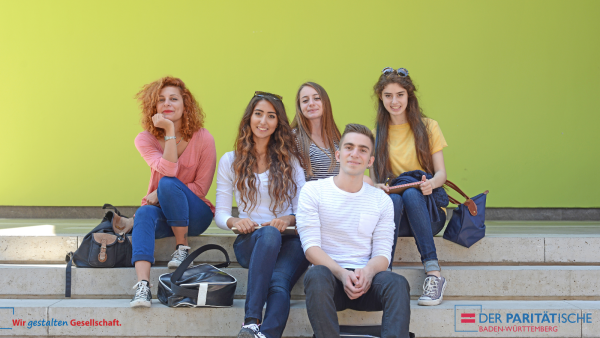 Jugendliche sitzen auf Treppe