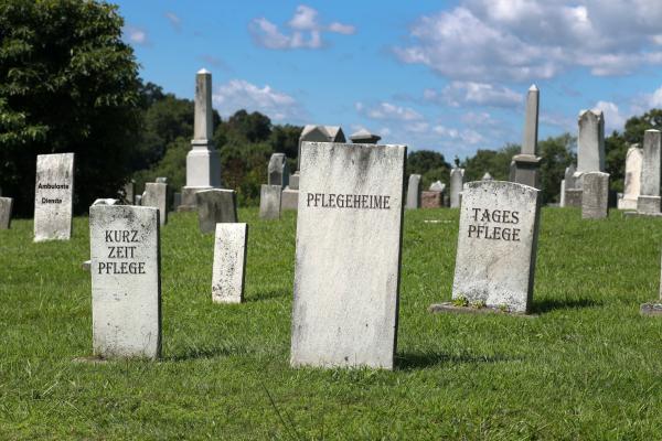 Grabsteine auf grüner Wiese