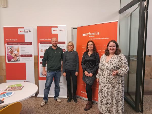 Gemeinsames Foto mit Ricarda Lang und dem Team von Pro Familia Waiblingen