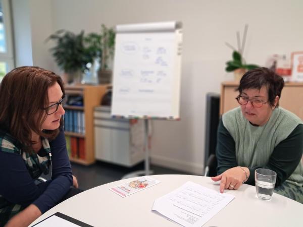 Frau Dr. Perjesi, Geschäftführung von pro familia Waiblingen mit Schorndorfer Stadträtin Heidi Rapp im Gespräch