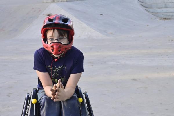 Johannes (11) mit Rollstuhl im Skatepark