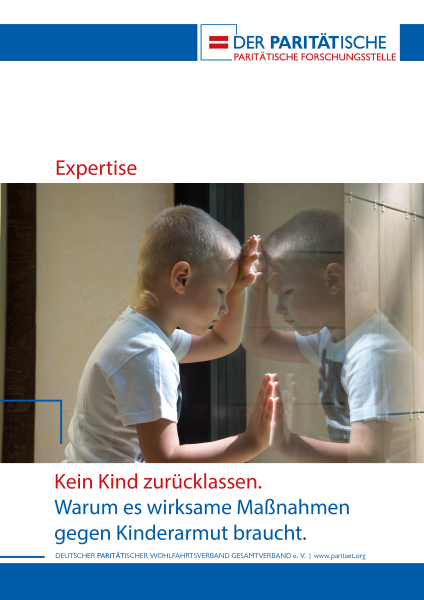 Kind lehnt Kopf an Fensterscheibe