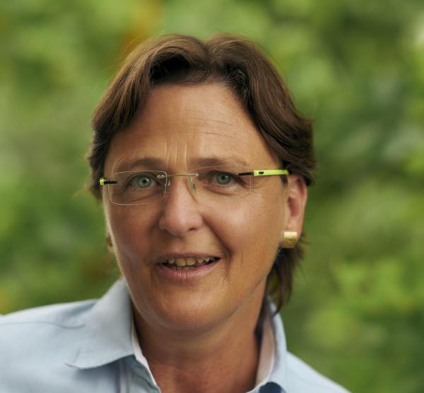 Frau mit brauenen kurzen Haaren