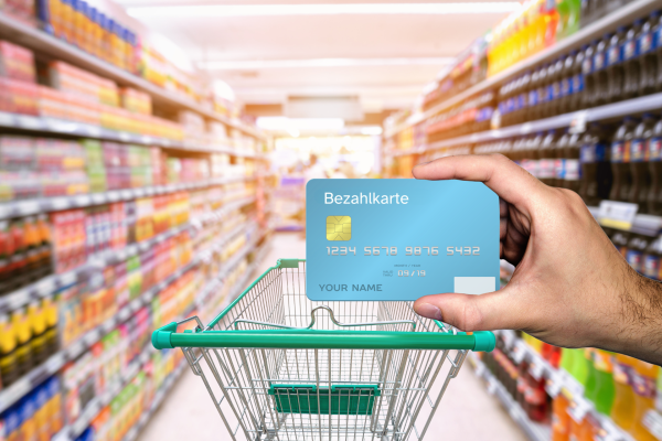 Lebensmittelgeschäft mit Einkaufswagen und Karte