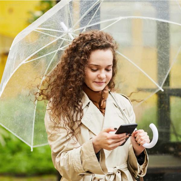 eine junge Frau unter einem Regenschirm