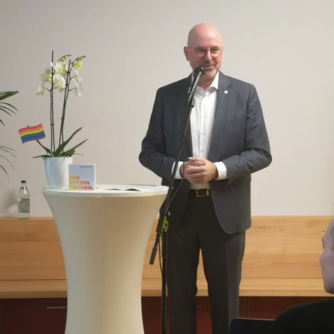 Ein Mann an einem Rednerpult