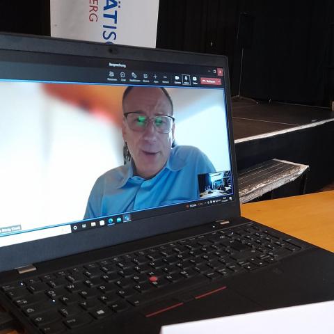 Mann wird auf Laptopbildschirm übertragen